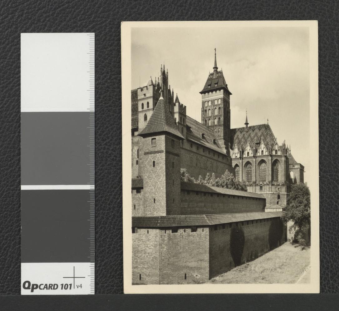 fotografia w formie niemieckojęzycznej pocztówki oraz wycinek z nieznanego wydawnictwa przedstawiajace zamek i kaplicę od strony południowo-wschodniej, skan 1