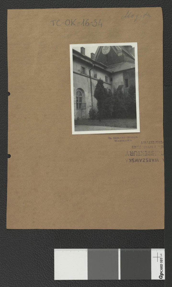 fragment ogrodu miejscowego klasztoru oraz krużganka, skan 1