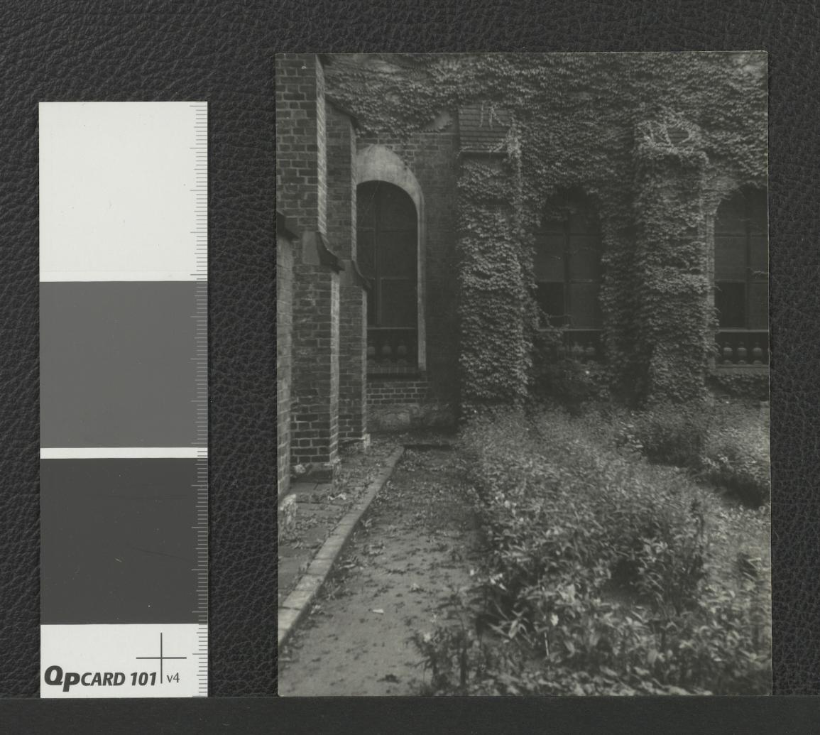 fragment ogrodu miejscowego klasztoru oraz krużganka, skan 3