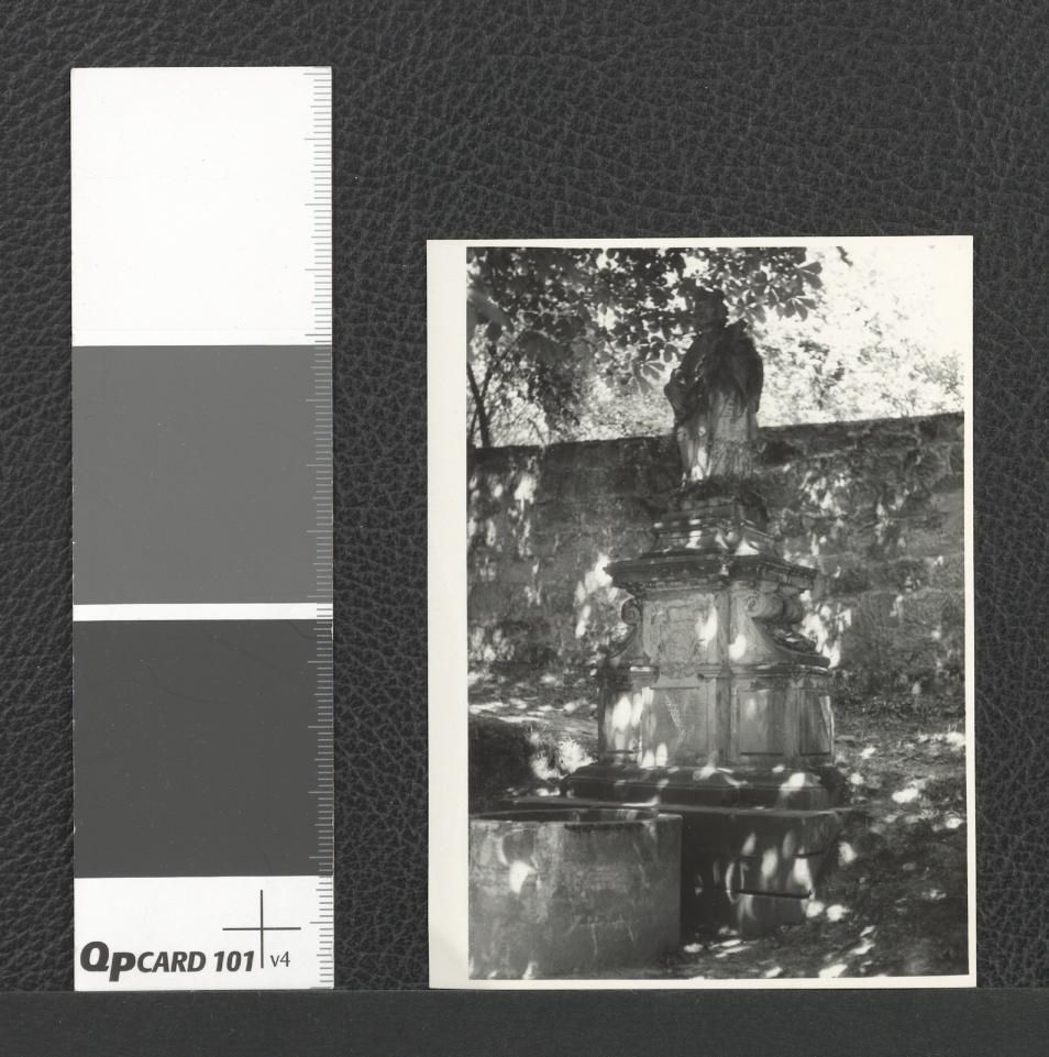 rzeźba figuratywna zapewne Jana Nepomucena , skan 1