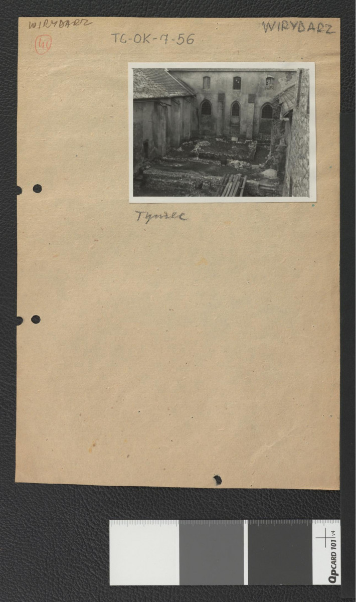 wnętrze dziedzińca miejscowego opactwa , skan 1