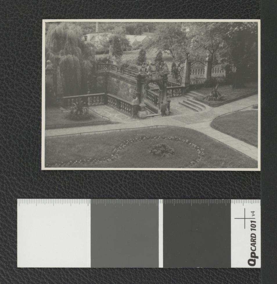 widok fragmentu ogrodu klasztornego , skan 1