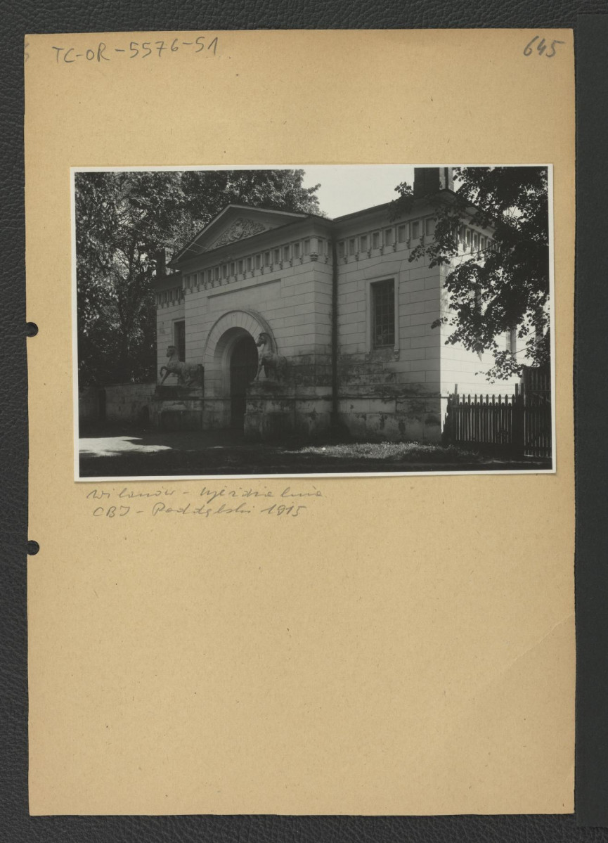 fotografia czarno-biała przedstawiająca ujeżdżalnie pałacową, skan 1