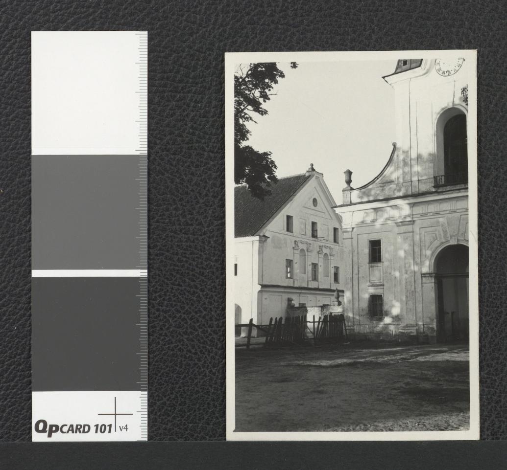 fragment zabudowy klasztornej wraz z bramą wjazdową , skan 1