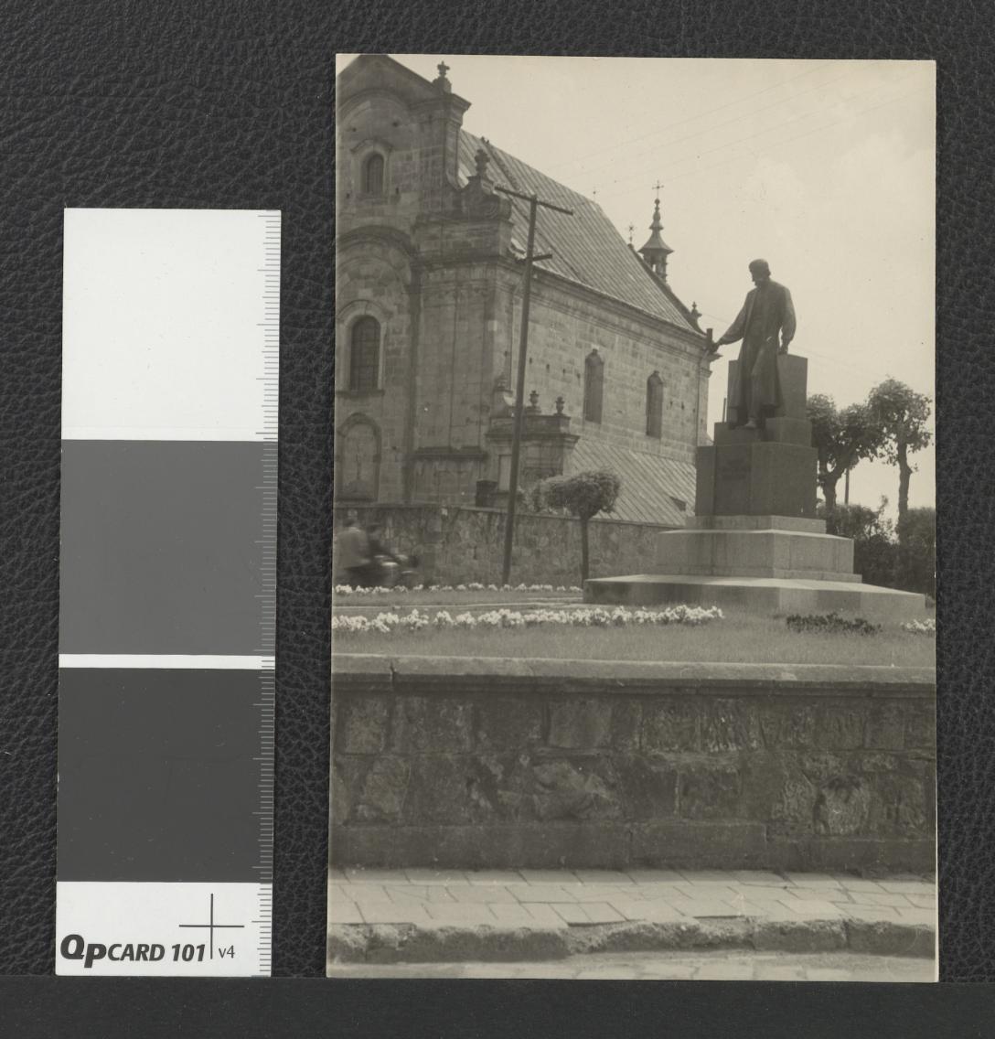 pomnik Ignacego Łukasiewicza; w tle widoczna zachodnia część klasztoru , skan 1