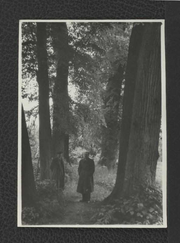 2 fotografie czarno-białe przedstawiające G. Ciołka, być może w towarzystwie S. Miłoszewskiego, w trakcie wizji lokalnej miejscowego parku, skan 1