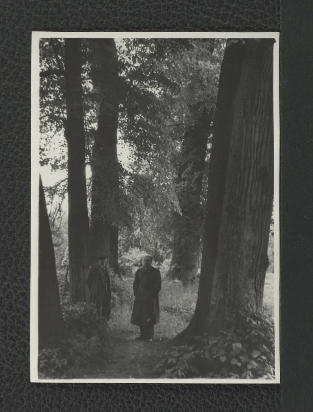 2 fotografie czarno-białe przedstawiające G. Ciołka, być może w towarzystwie S. Miłoszewskiego, w trakcie wizji lokalnej miejscowego parku, skan 2