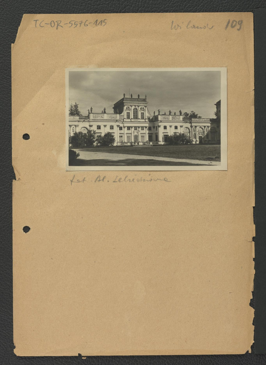 reprodukcja fotografii czarno-białej przedstawiającej elewację frontową miejscowego pałacu, skan 1