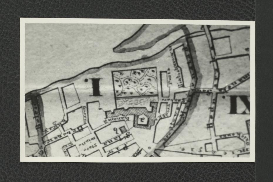fotografia czarno-biała przedstawiająca fragment planu Warszawy z wyszczególnieniem cyrkułów ulic i znaczniejszych zabudowań z lat 1815-1830 , skan 1