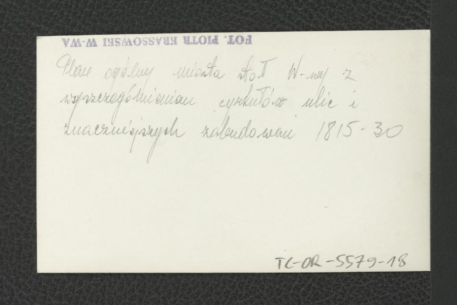 fotografia czarno-biała przedstawiająca fragment planu Warszawy z wyszczególnieniem cyrkułów ulic i znaczniejszych zabudowań z lat 1815-1830 , skan 2