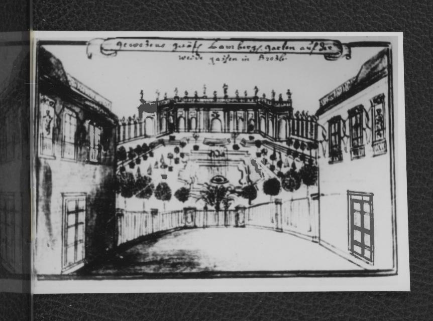 fotografia czarno-biała reprodukcji ryciny zamieszczonej w Wernher F.B., Topografia Śląska, 1744-1768 ukazującej widok z lotu ptaka na miejscową posesje                       , skan 1