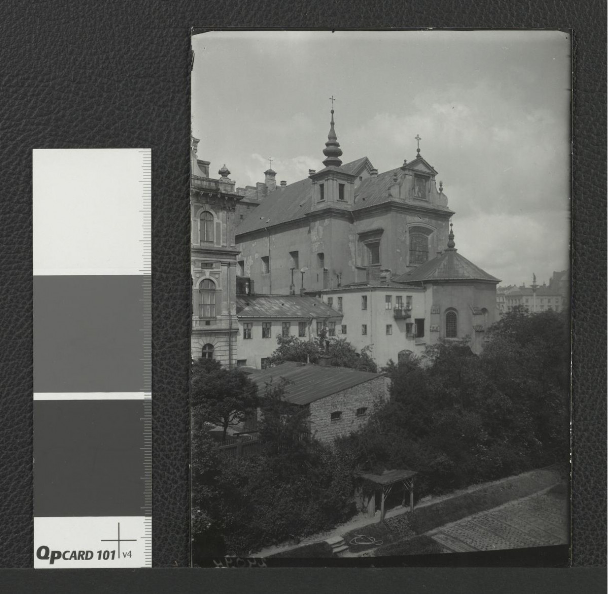 miejscowy kościół widoczny od południowego wschodu na tle Kolumny Zygmunta III, skan 1