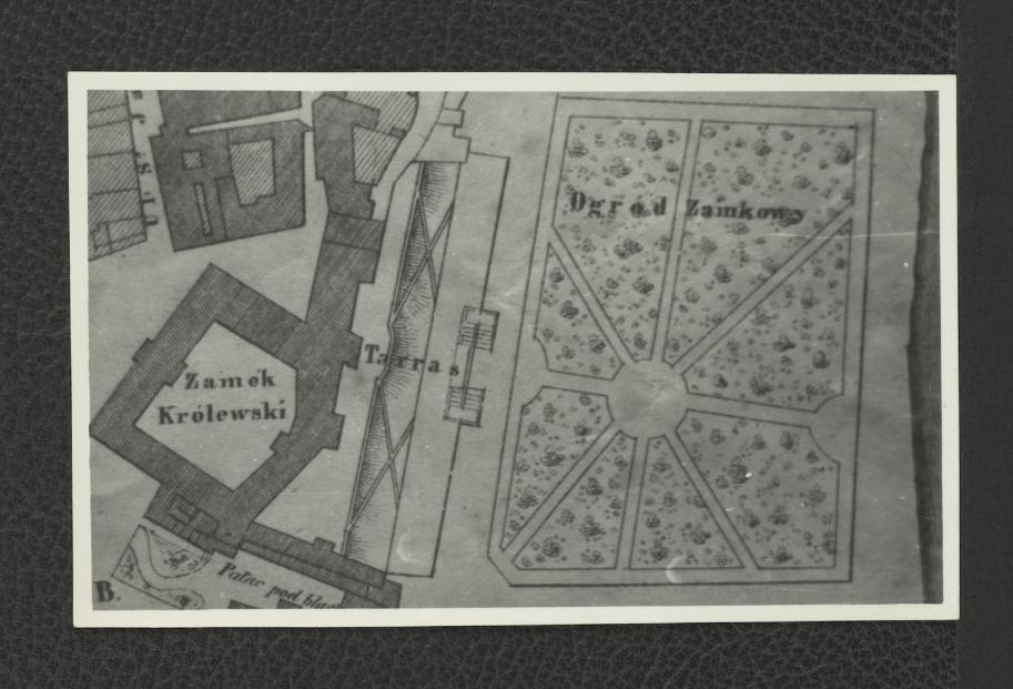 fotografia czarno-biała przedstawiająca fragment planu sytuacyjnego części Warszawy, obejmujący zjazd od Zamku do nowo budującego się mostu na Wiśle 1862, skan 1