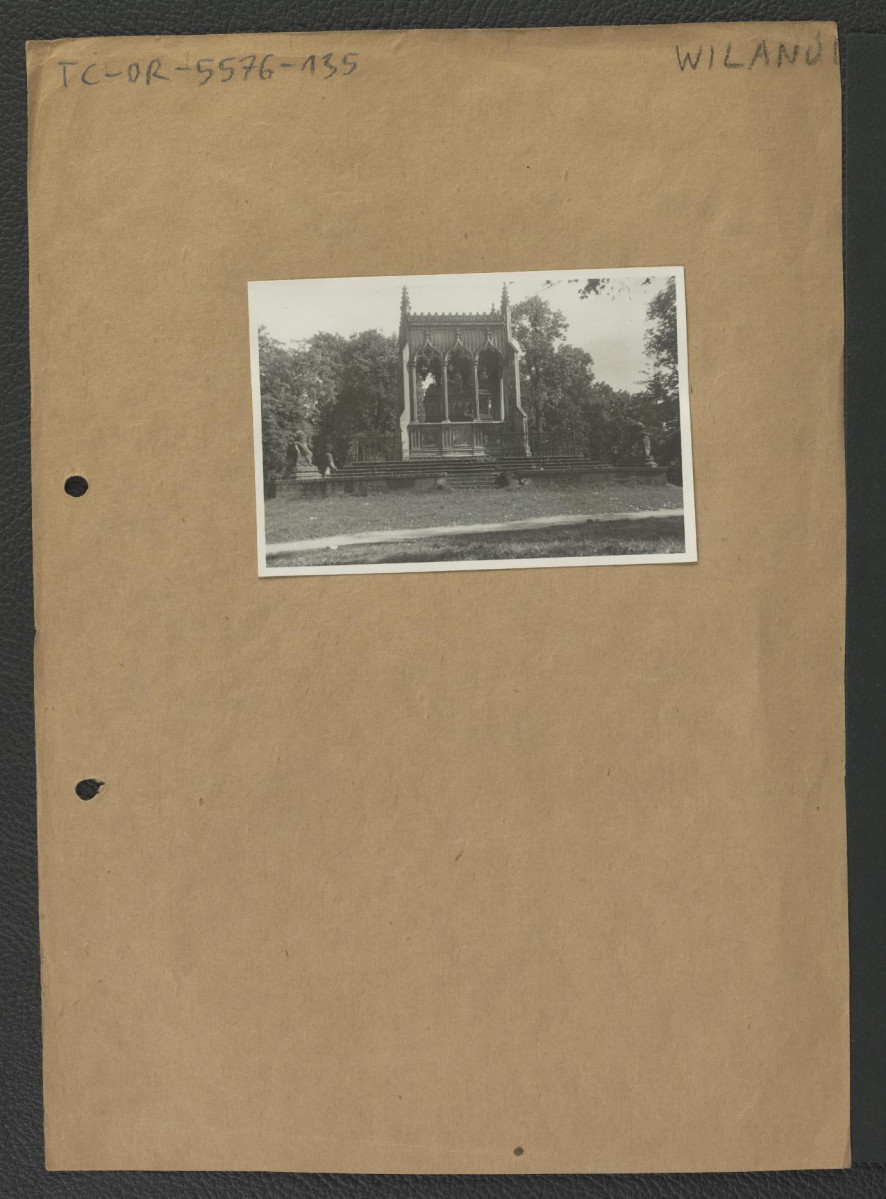 fotografia czarno-biała przedstawiająca neogotycki grobowiec Stanisława Kostki Potockiego i jego żony Aleksandry, skan 1