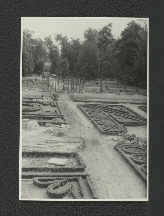 fotografia czarno-biała przedstawiająca Ogród Różany oraz ogrody parterowe w trakcie prac konserwatorskich, skan 1