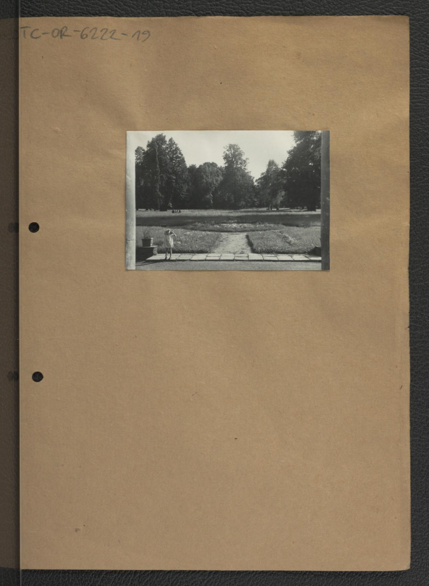 2 fotografie czarno-białe przedstawiające widok przedsionka zamku na miejscowy park, skan 2