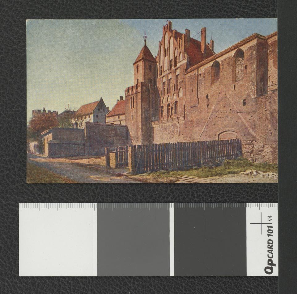 fotografia w formie pocztówki przedstawiająca odbudowany stary zamek krzyżacki, który został zburzony w 1454 r., skan 1