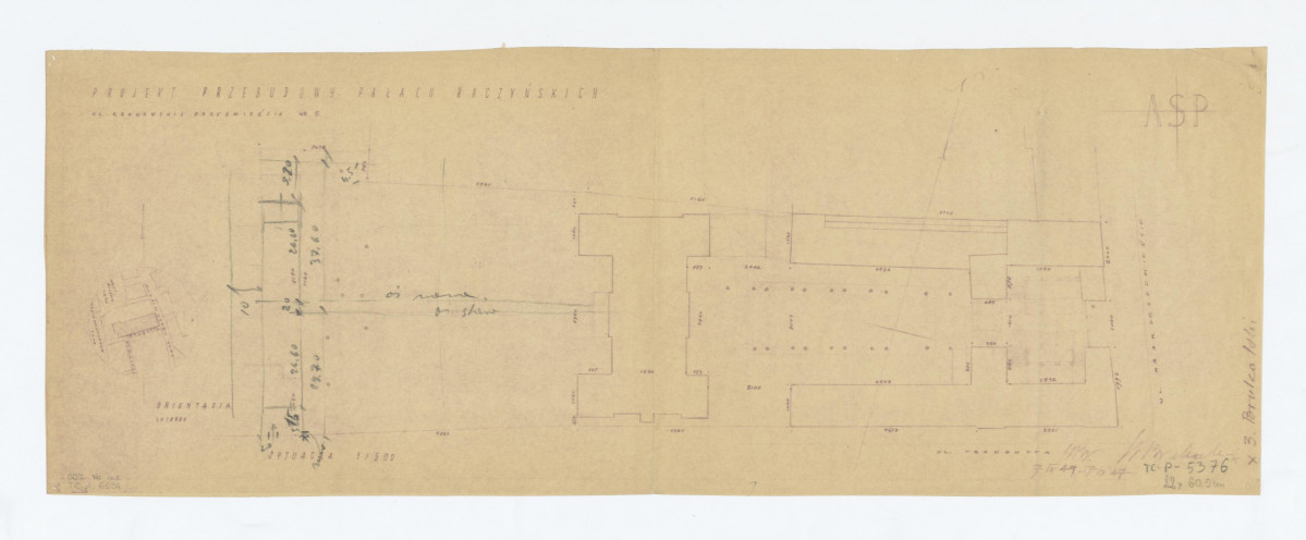 Pałac i Ogród Radziejowskiego (Raczyńskich)-plan orientacyjny założenia. Na planie sytuacyjnym zaznaczone przesunięcie osi założenia. Napis: ASP; PROJEKT PRZEBUDOWY PAŁACU RACZYŃSKICH, UL. KRAKOWSKIE PRZEDMIEŚCIE NR  5 .; ORIENTACJA; SYTUACJA. Napisy objaśniające i wymiary, skan 1