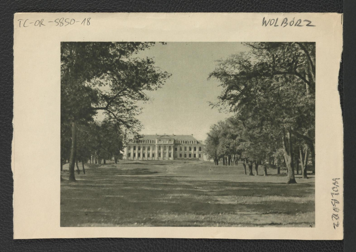 fragment nadbitki karty pochodzącej z Ciołek G., Ogrody polskie, Warszawa 1954, s. 96 zawierający widok miejscowego pałacu ze śladami tarasów ogrodowych , skan 1