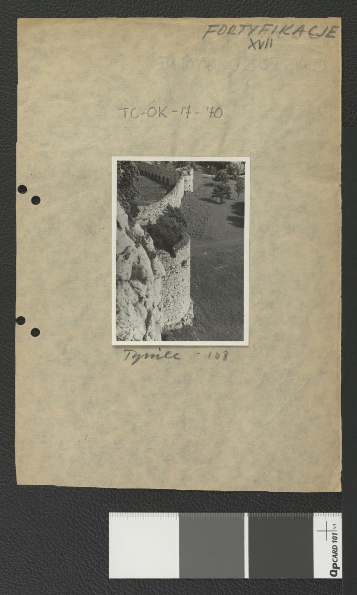 przedstawia fragment miejscowego klasztoru, skan 1