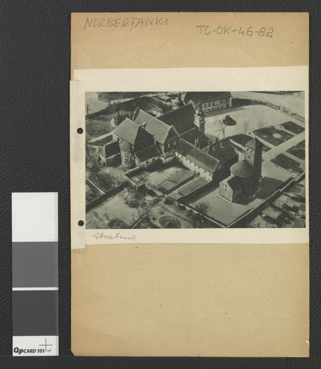 nadbitki strony z Ciołek Gerard, Ogrody polskie, Warszawa 1954, s. 14 zawierające reprodukcje fotografii przedstawiającej widok z tzw. lotu ptaka na miejscowy zespół klasztorny , skan 1