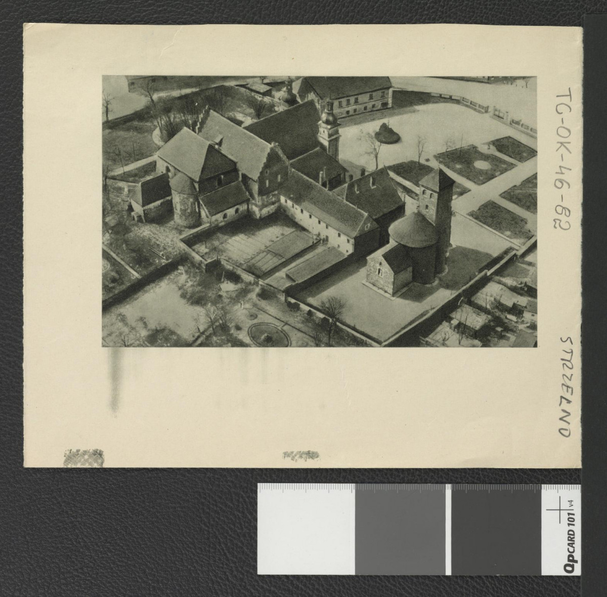 nadbitki strony z Ciołek Gerard, Ogrody polskie, Warszawa 1954, s. 14 zawierające reprodukcje fotografii przedstawiającej widok z tzw. lotu ptaka na miejscowy zespół klasztorny , skan 2