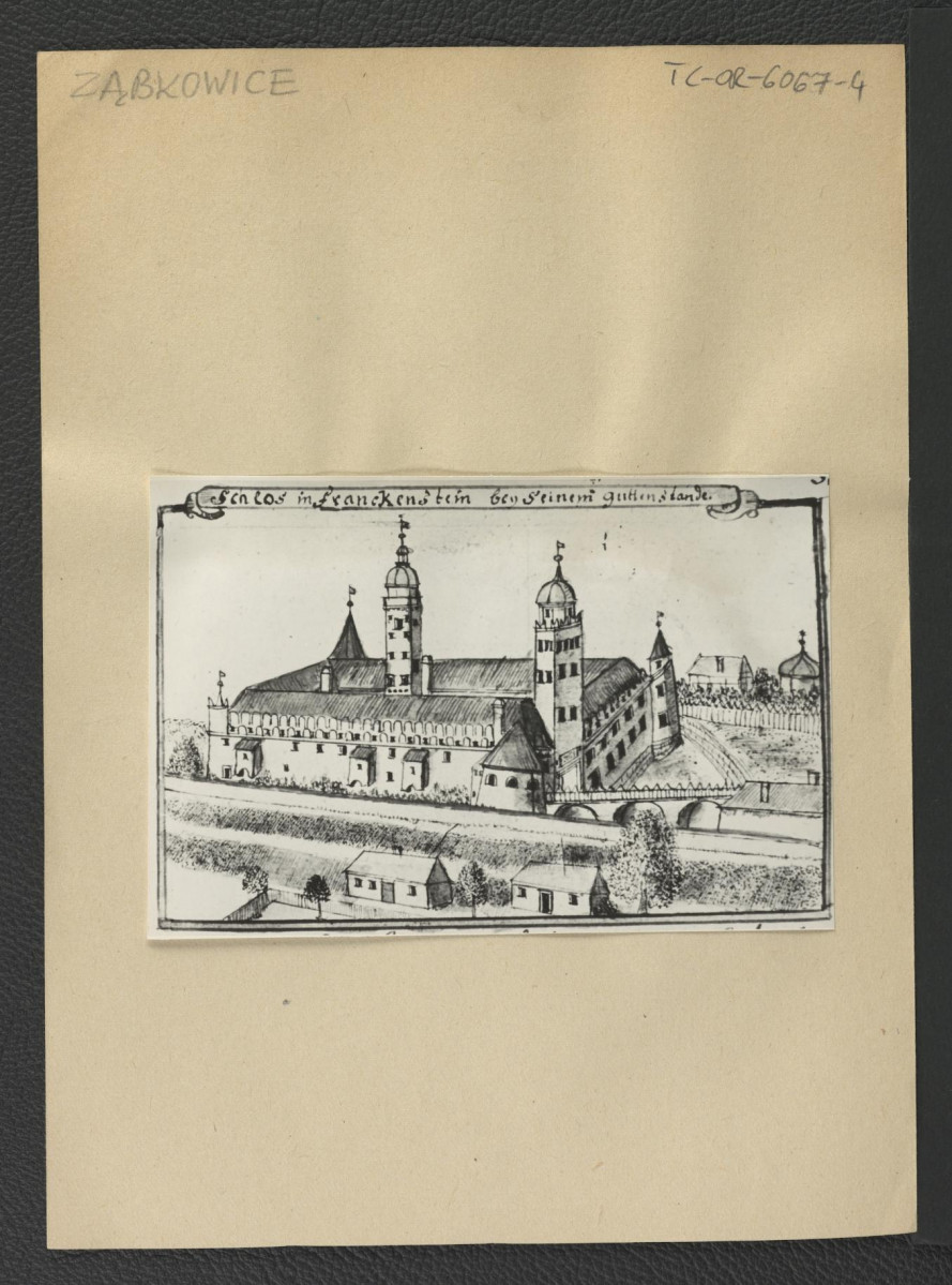 fotografia czarno-biała reprodukcji ryciny zamieszczonej w Wernher F.B., Topografia Śląska, 1744-1768 , a ukazującej widok z lotu ptaka na miejscowy zamek                            , skan 1