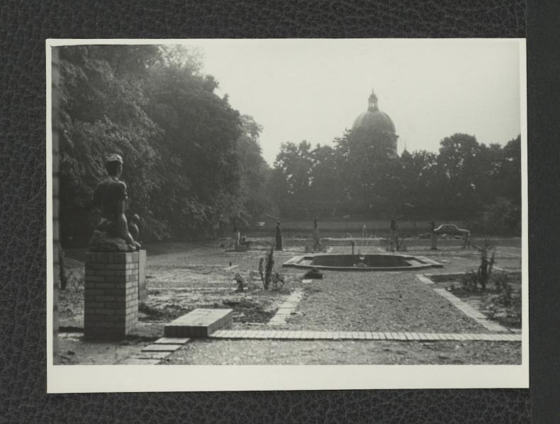 2 fotografie czarno-białe przedstawiające widok na kopułę kościoła św. Anny od strony ogrodu podczas renowacji, skan 1