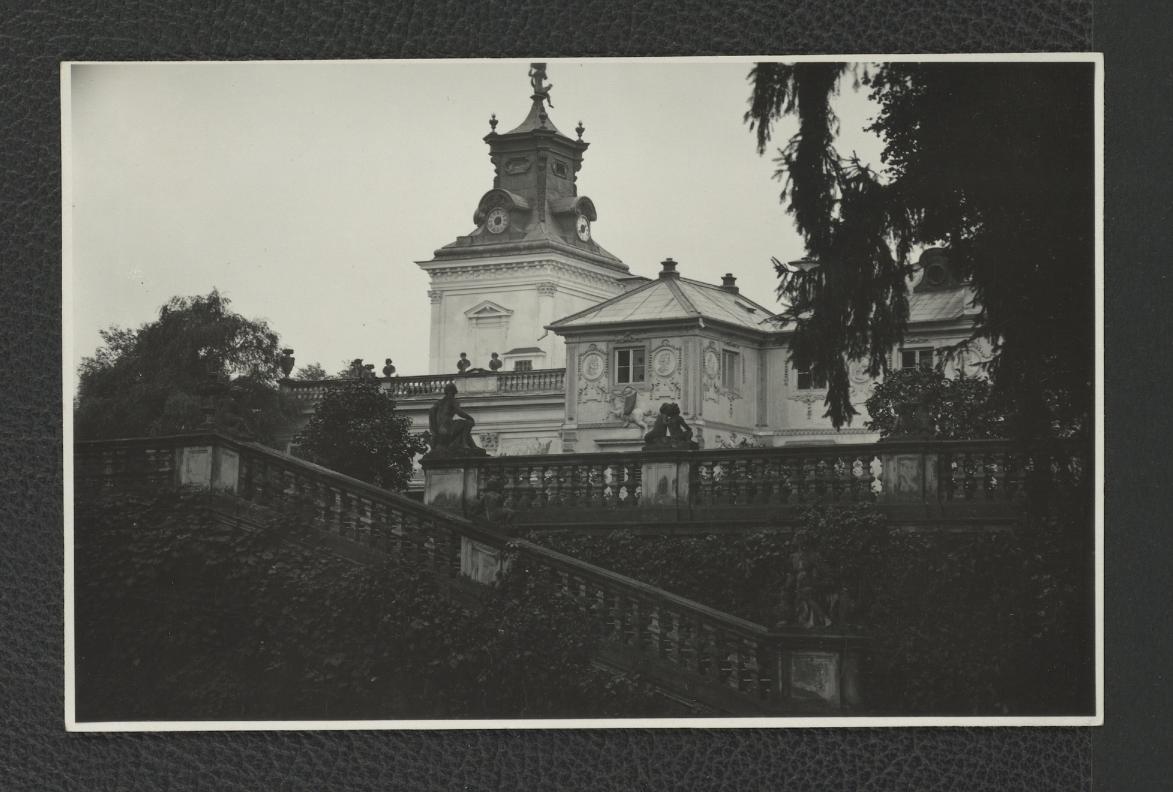 fotografia czarno-biała przedstawiająca widok jednej z wieży zegarowych od strony wschodniej, skan 1