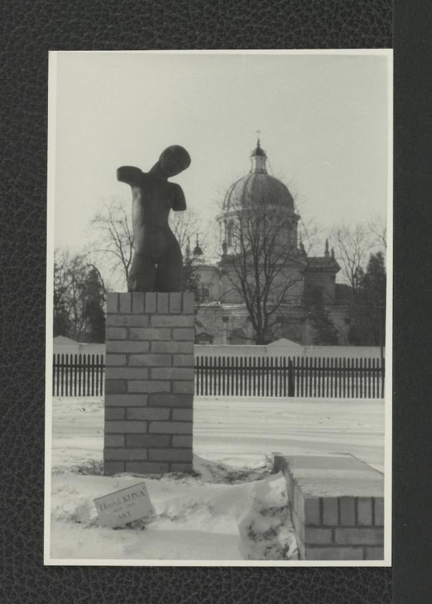 fotografia czarno-biała przedstawiająca rzeźbę autorstwa Henryka Kuny na tle bryły kościoła św. Anny, skan 1