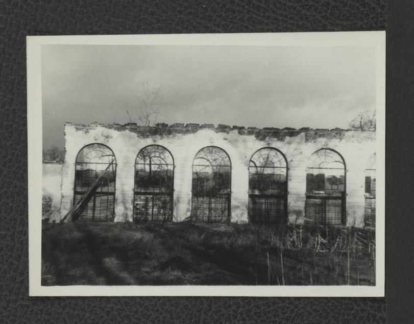 2 fotografie czarno-białe przedstawiające fragment zrujnowanej oranżerii pałacowej, skan 1