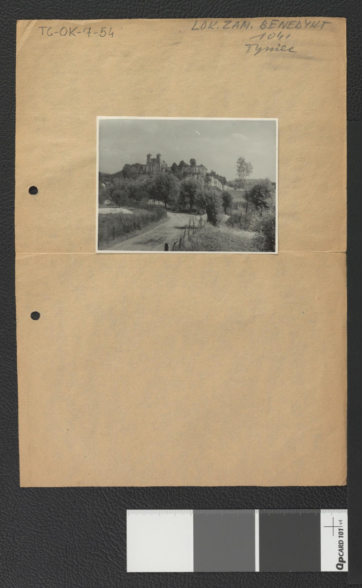 widok na drogę prowadzącą do klasztoru widocznego od południowego zachodu , skan 1