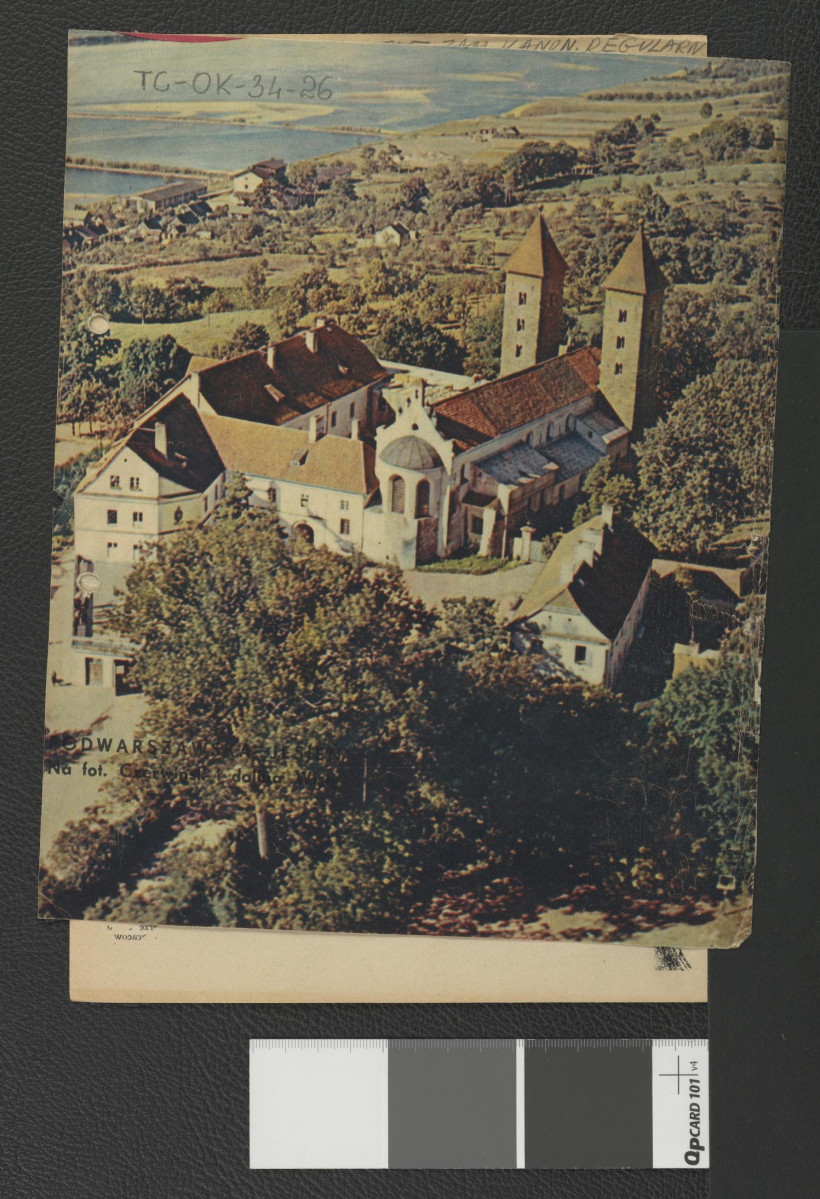 wycinek z publikacji tematycznej (być może „Stolicy” nr 44/725 z 29 października 1961 r.) zawierającej reprodukcję dwubarwnej fotografii przedstawiającej widok z tzw. lotu ptaka na miejscowe opactwo                                                                               , skan 1