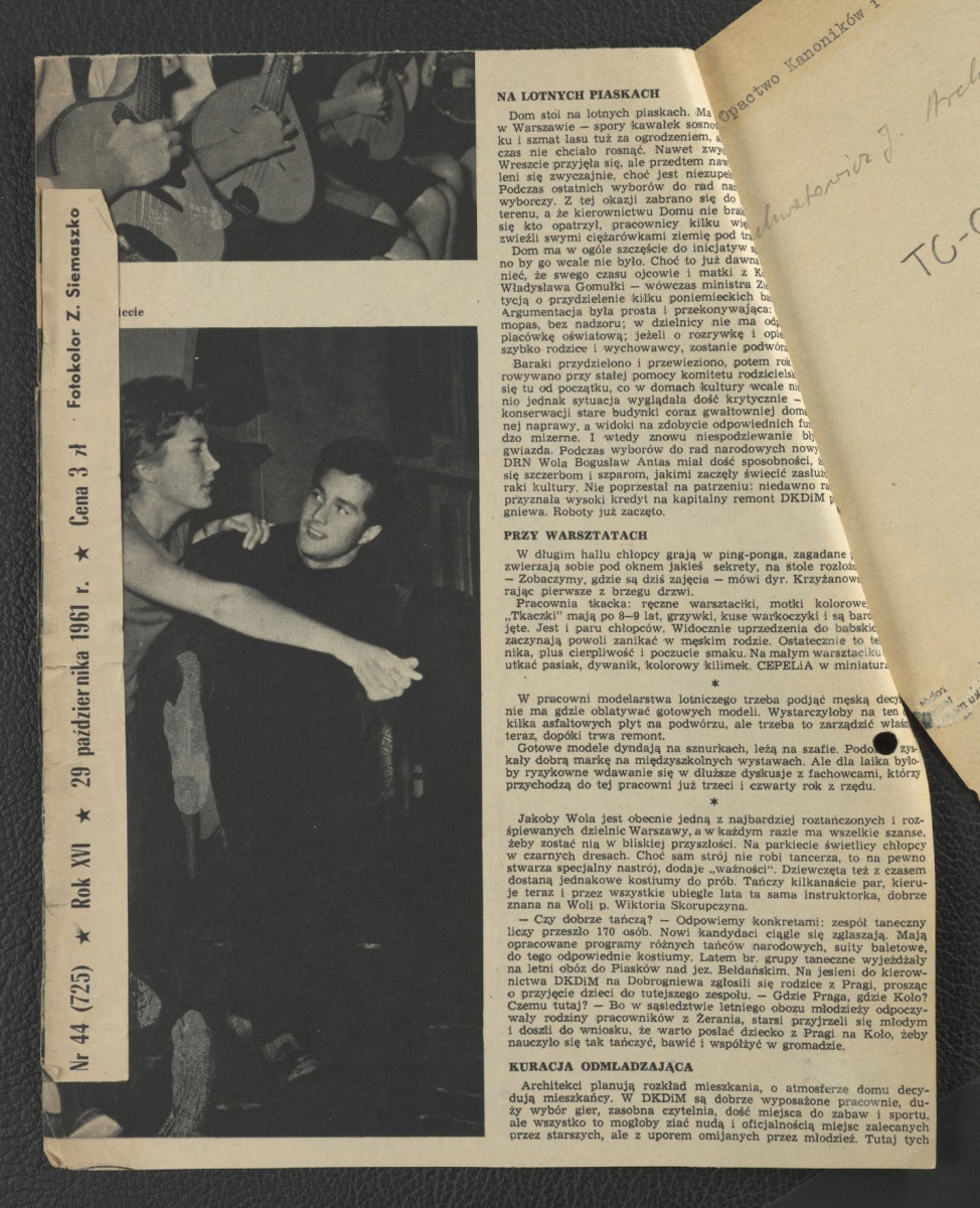 wycinek z publikacji tematycznej (być może „Stolicy” nr 44/725 z 29 października 1961 r.) zawierającej reprodukcję dwubarwnej fotografii przedstawiającej widok z tzw. lotu ptaka na miejscowe opactwo                                                                               , skan 2
