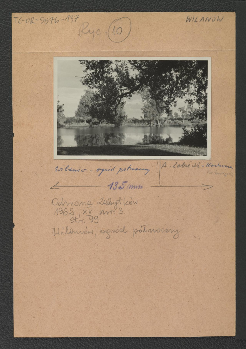 fotografia czarno-biała przedstawiająca widok na miejscowe jeziorko zamieszczony w „Ochronie Zabytków” nr 3 (1962), s. 99, skan 1