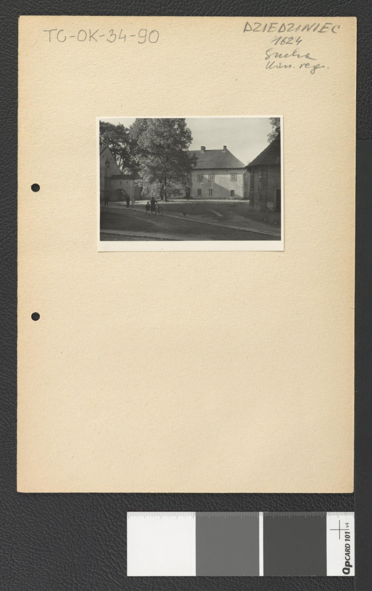 dziedziniec klasztorny , skan 1