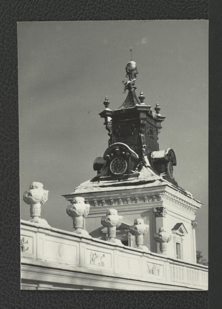 fotografia czarno-biała przedstawiająca jedną z wieży zegarowych miejscowego pałacu (w formie kartki z życzeniami na rok 1964), skan 1