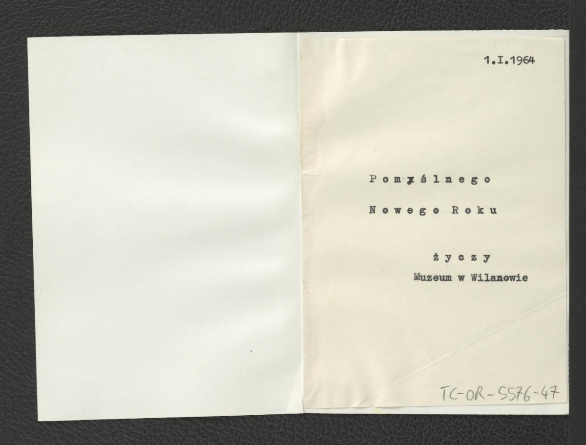 fotografia czarno-biała przedstawiająca jedną z wieży zegarowych miejscowego pałacu (w formie kartki z życzeniami na rok 1964), skan 2