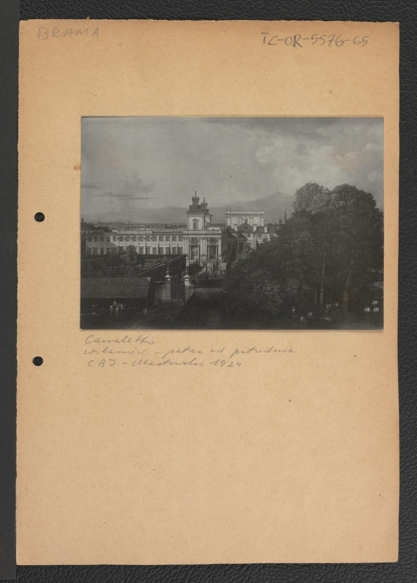 2 fotografie czarno-białe reprodukcji weduty autorstwa Bernardo Belotto ukazującej widok na fragment elewacji miejscowego pałacu widocznego od południa, skan 1