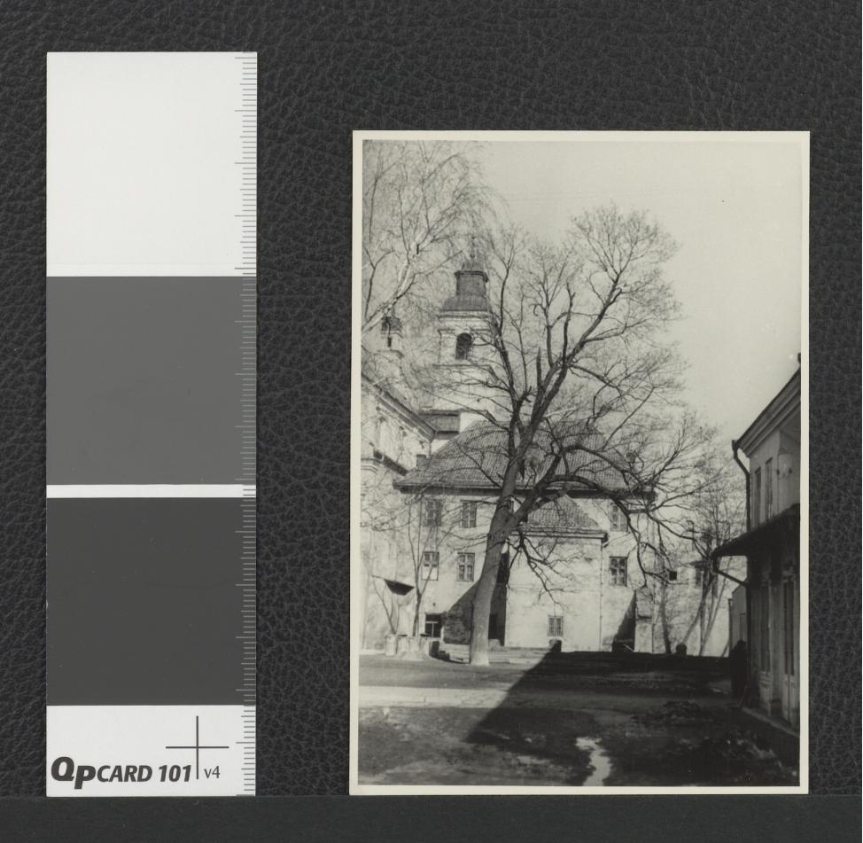 dziedziniec przy zabudowaniach parafialnych , skan 1