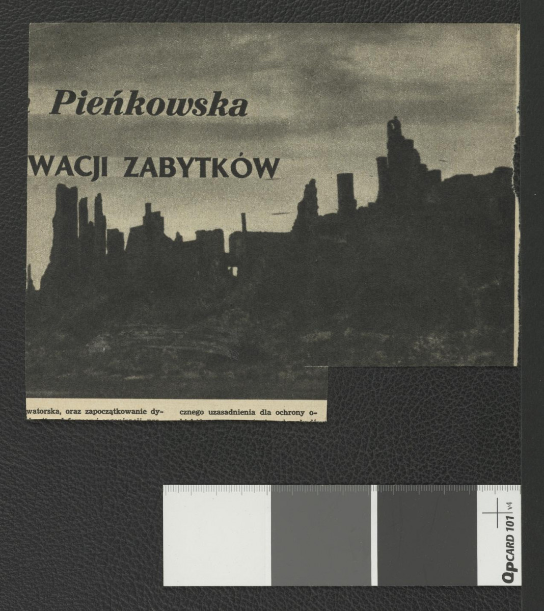 wycinek z publikacji tematycznej, prawdopodobnie z czasopisma „Ziemia” zawierający dwubarwną reprodukcję fotografii autorstwa Lecha Starowicza przedstawiającej widok miejscowego opactwa widocznego od południa, skan 2