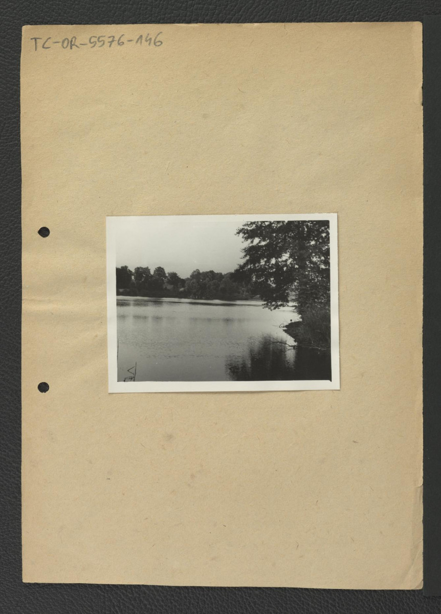 5 fotografii czarno-białych przedstawiających miejscowe zbiorniki wodne, skan 5