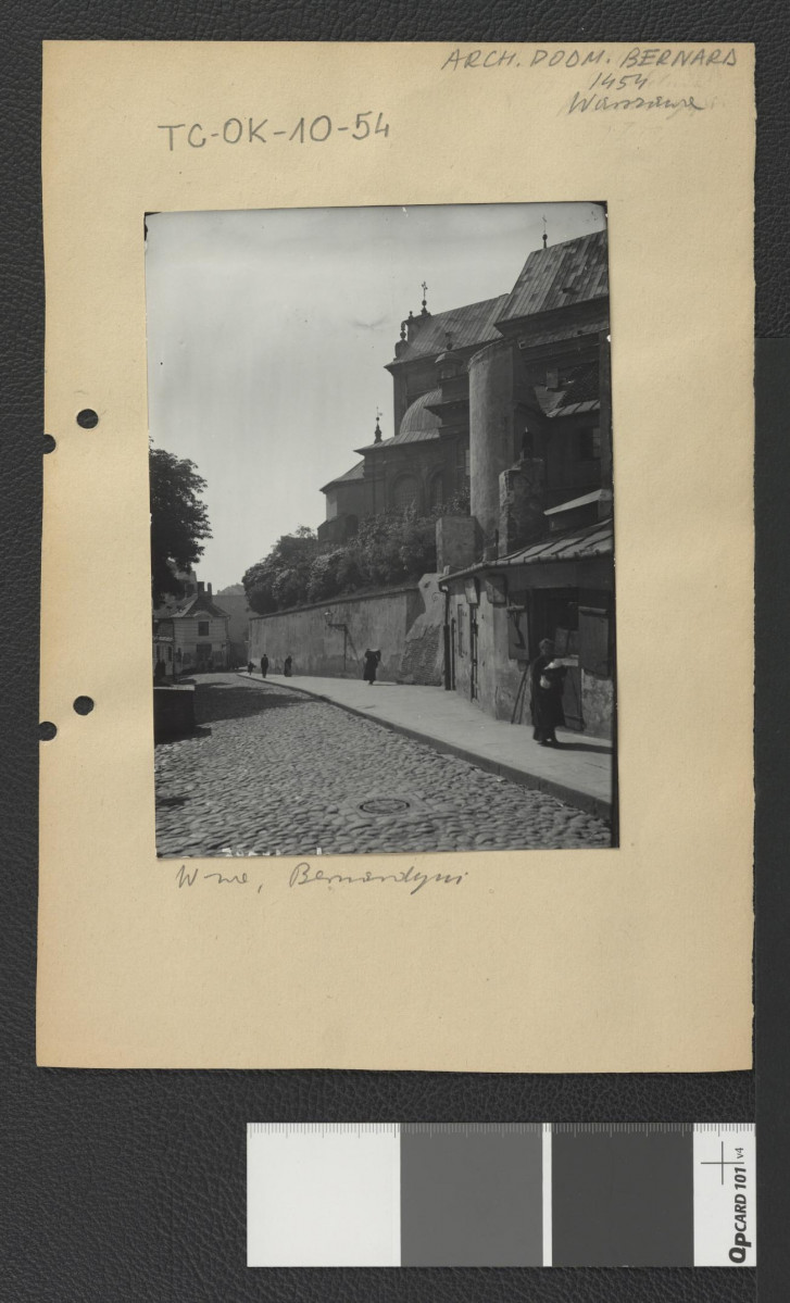 uliczka wzdłuż miejscowego kościoła prowadzącą w kierunku nabrzeża wiślanego; fotografia prawdopodobnie wykonana przed II wojną światową, skan 1