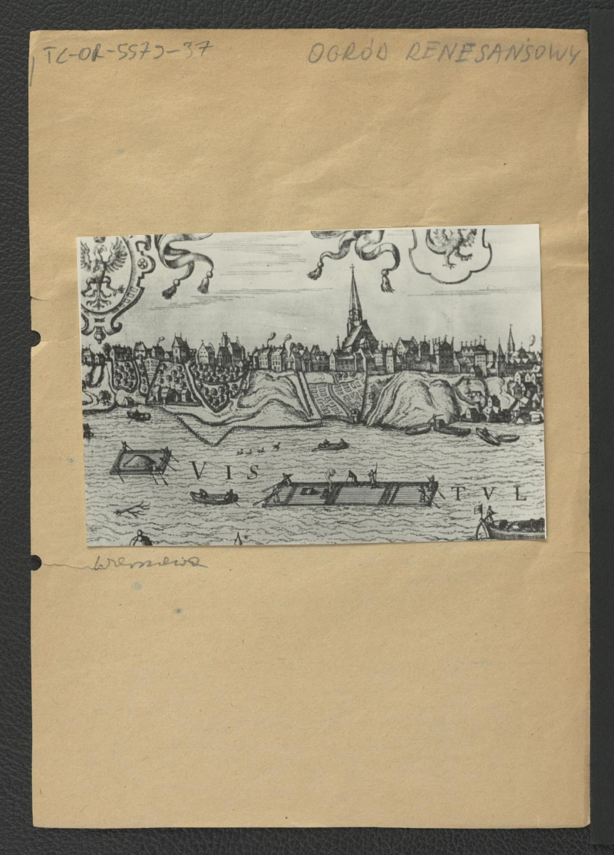 4 fotografie czarno-białe reprodukcji ryciny ukazującej widok miejscowego Zamku i ogrodu u schyłku XVI w., skan 1