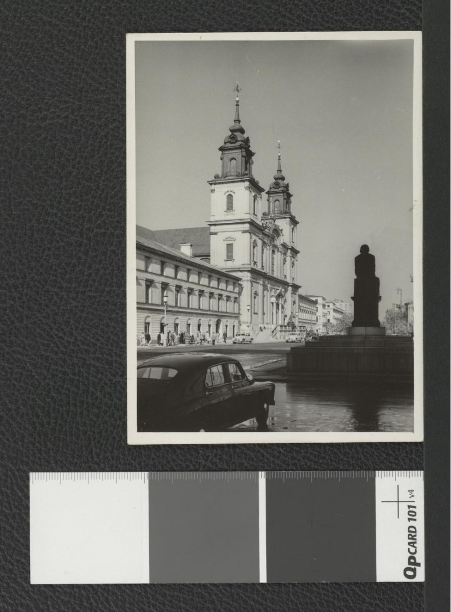 fotografia w formie pocztówki przedstawijącej widok fasady kościoła św. Krzyża oraz widoczny od tyłu pomnik Mikołaja Kopernika             , skan 1