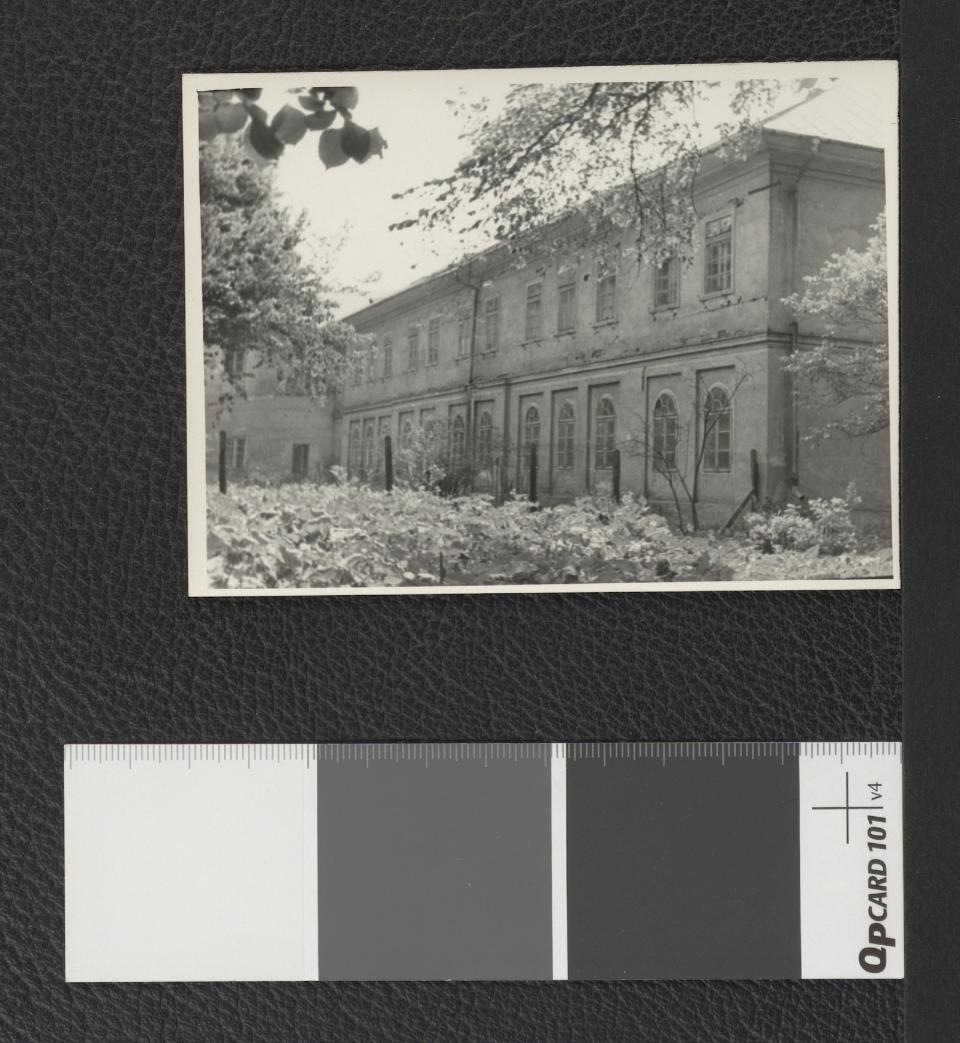 przedstawia fragment zabudowy mieszkalnej klasztoru oraz miejscowego ogrodu , skan 1