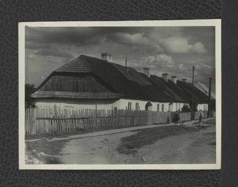 fotografia czarno-biała przedstawiająca miejscowy, drewniany dwór          , skan 1