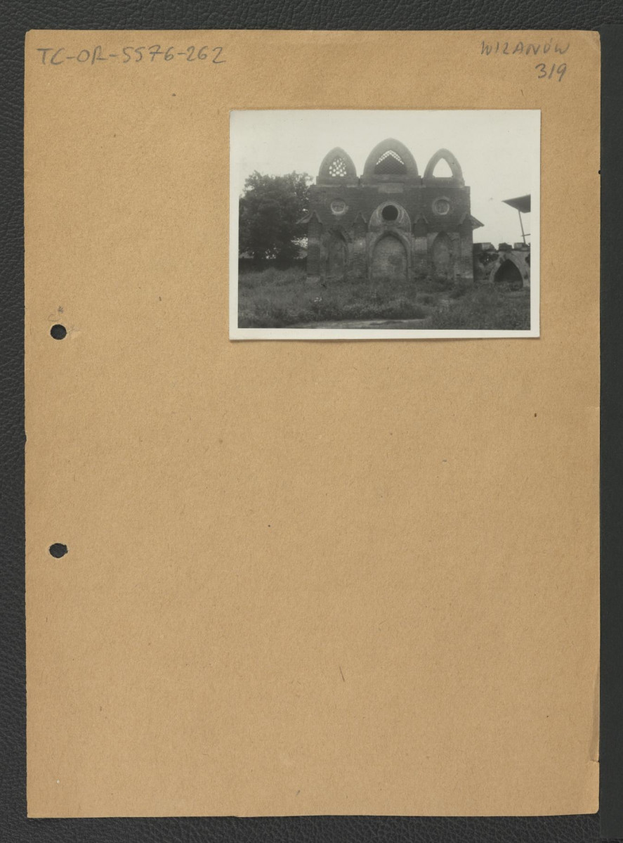 fotografia czarno-biała przedstawiająca fragment zrujnowanej zabudowy neogotyckiej, skan 1