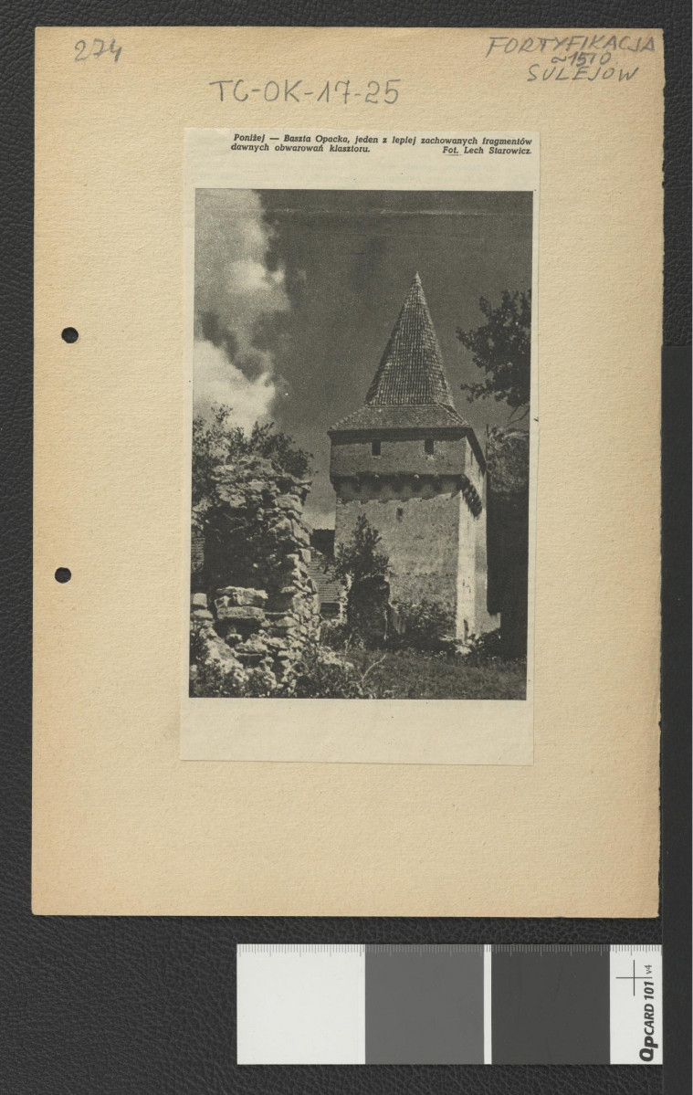 wycinek z czasopisma „Ziemia” zawierający dwubarwną reprodukcję fotografii autorstwa Lecha Starowicza przedstawiającą basztę opactwa stanowiącą niegdyś fragment miejscowego arsenału widoczną od południowego wschodu  , skan 1