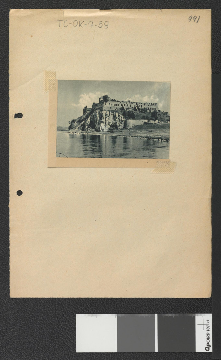 wycinek z publikacji tematycznej zawierającej wycinek z reprodukcją dwubarwnej fotografii przedstawiającej miejscowe opactwo od południa , skan 1